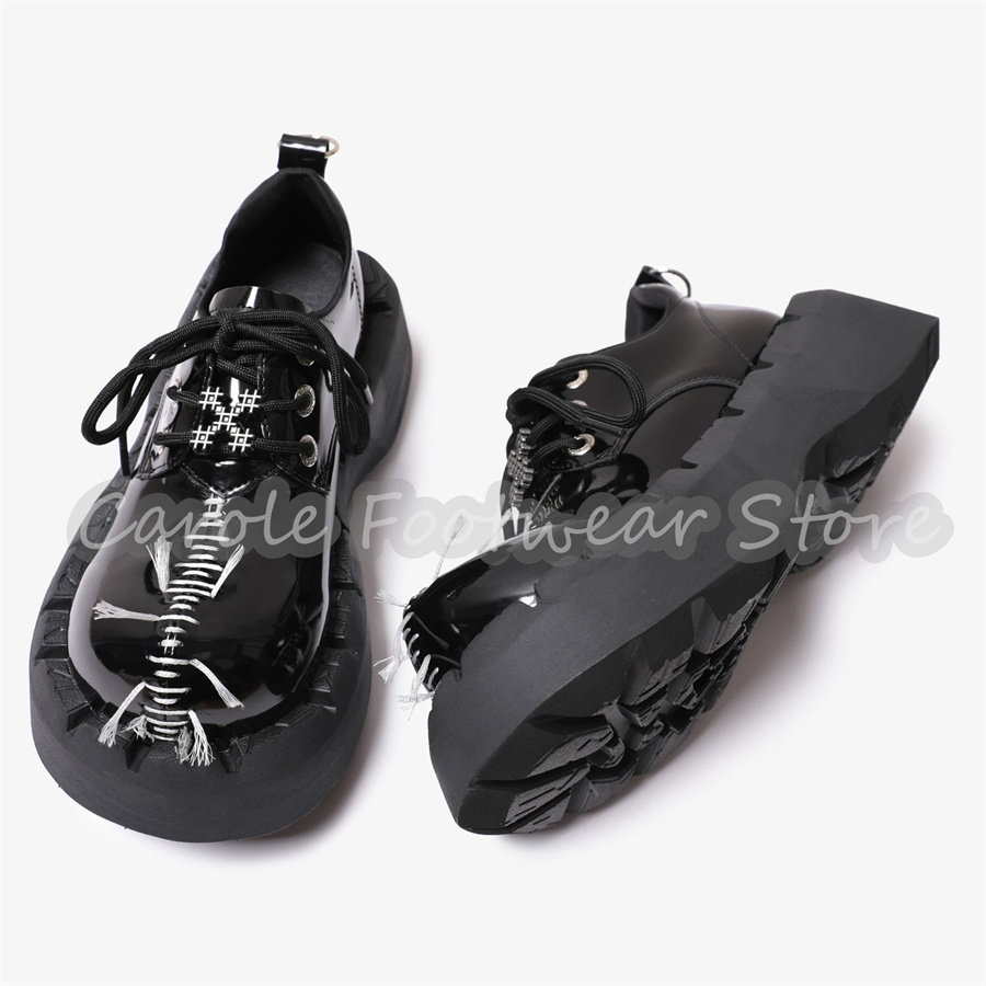 Patent Leather Oxford - รองเท้าผู้ชายทรงหนาเสริมส้นแบบโกธิค แต่งลายเย็บ แพลตฟอร์ม รองเท้าเดอร์บี้แบบผูกเชือก หนังแก้วสีดำ สไตล์สตรีทแวร์